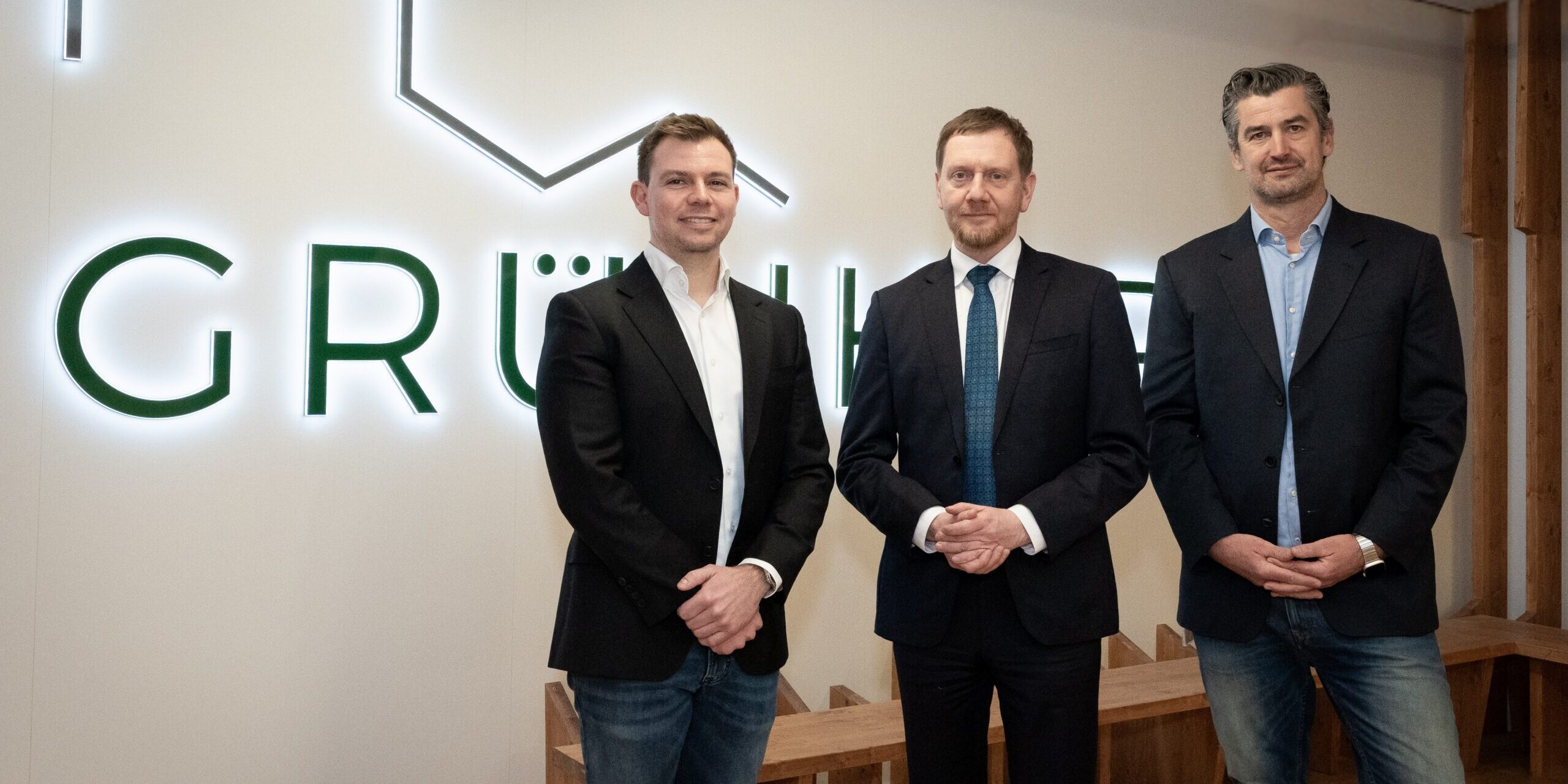 Ministerpräsident Michael Kretschmer (CDU) bei der Cannabis Gruppe Grünhorn in Leipzig